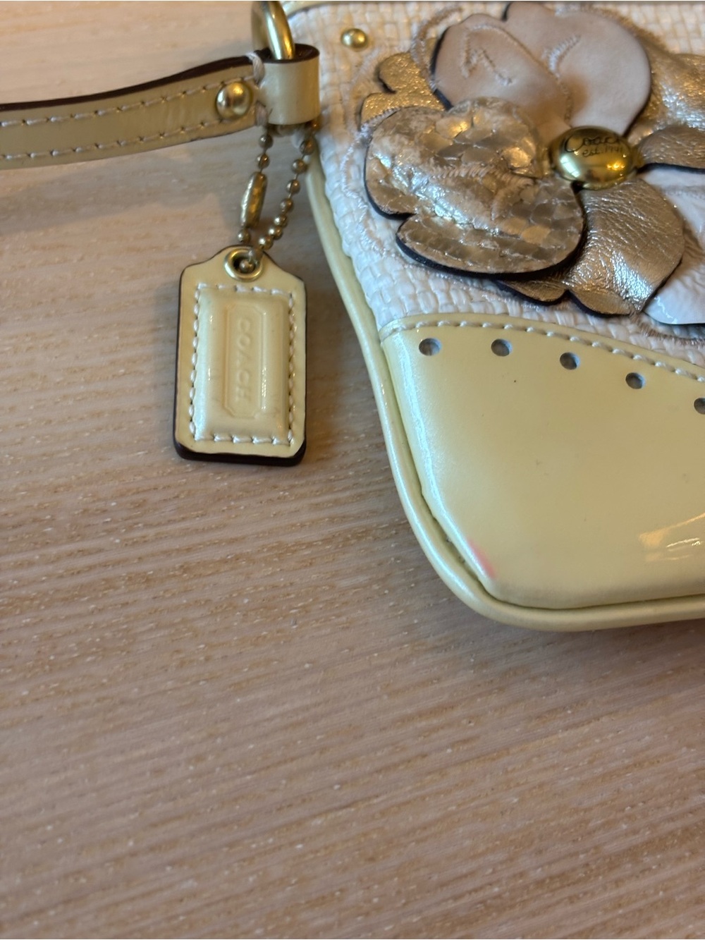 COACH, floral applique wristlet! - Picture 4 of 7